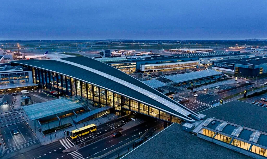 Laddning för Skandinaviens största flygplats på landsidan och flygsidan