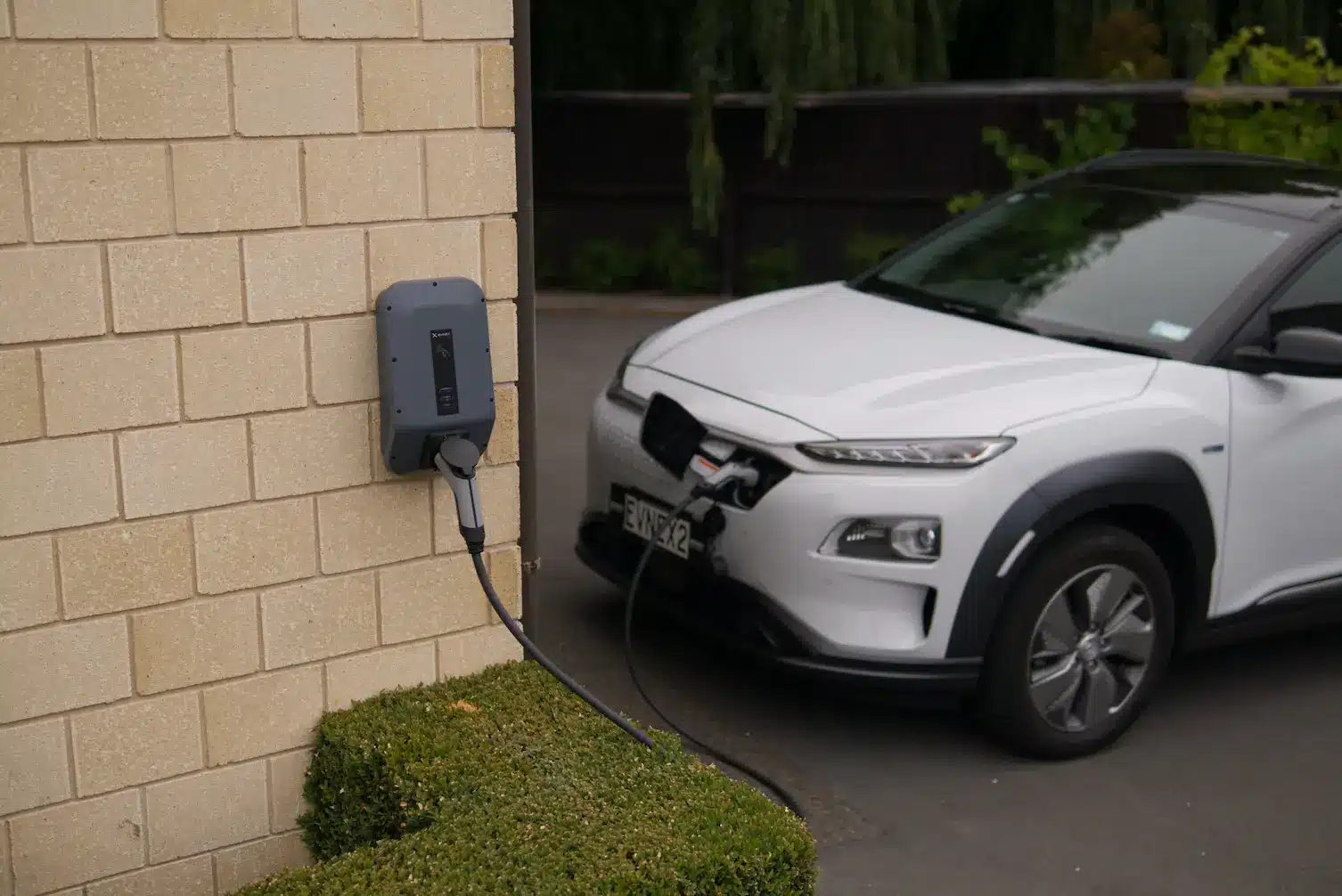 Voiture électrique : hébergement et recharge, le combo gagnant à Lyon